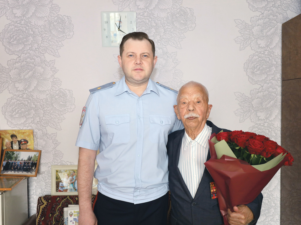 С юбилеем ветерана поздравил министр внутренних дел по Удмуртской Республике генерал-майор полиции Максим Тихонов