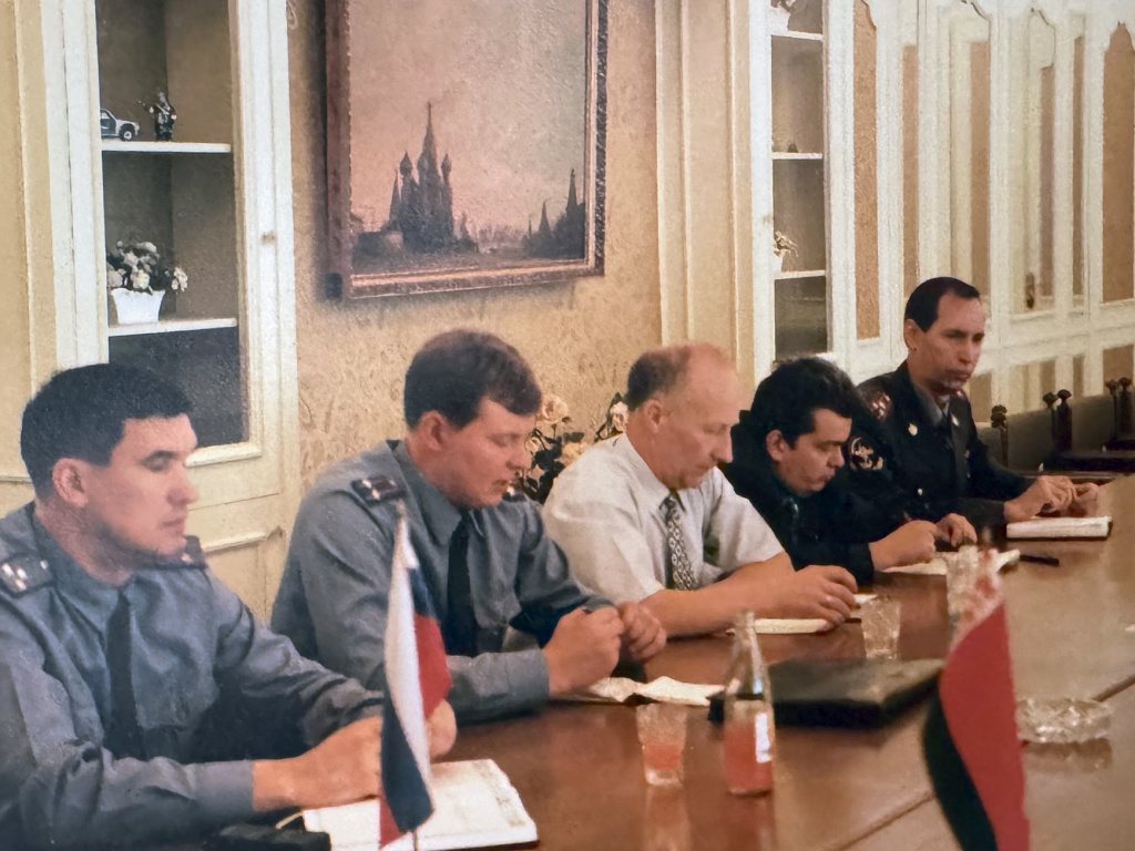 ФОТО: из архива семьи Доронкиных / С коллегами в ходе совещания