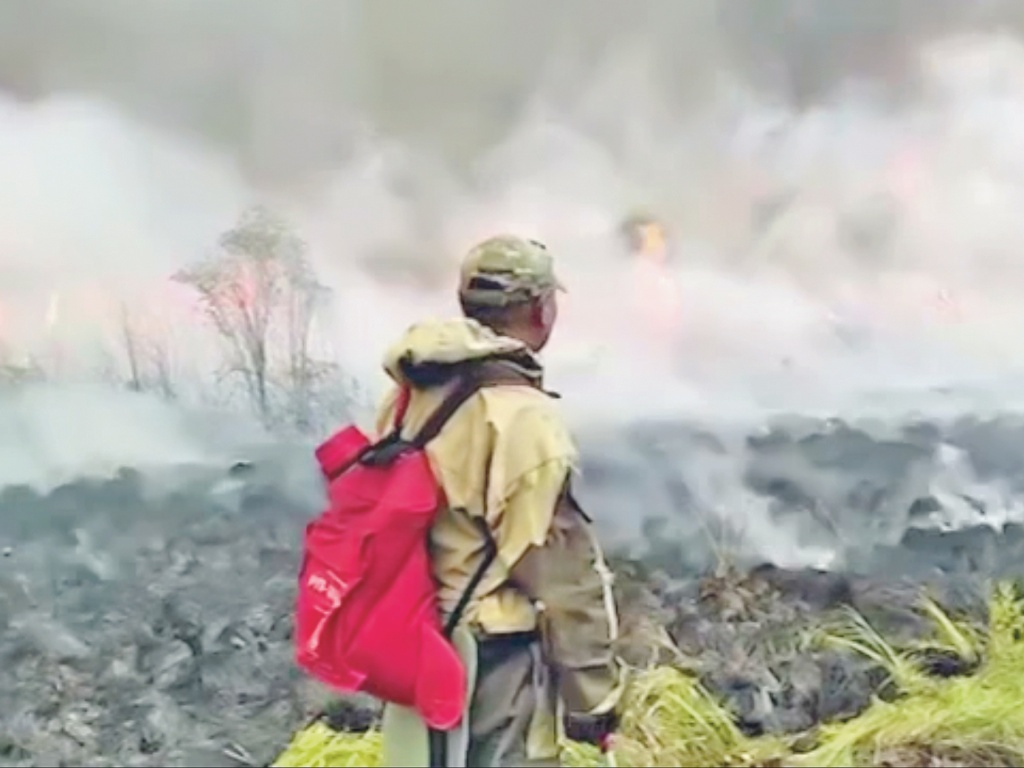 Оперативник уголовного розыска Егор Чемезов прервал отпуск и принял участие в тушении пожаров 