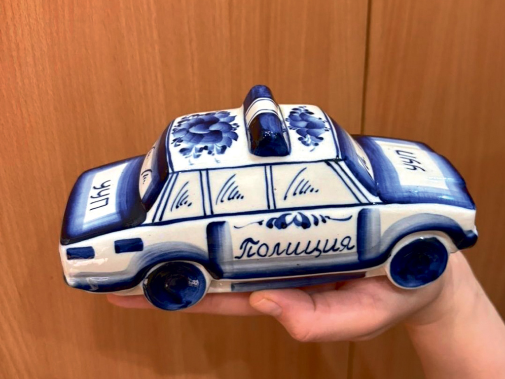 Фото: Элеоноры Марченко / Супруга капитана полиции Александра Гринёва преподнесла мужу патрульный «гжель-мобиль»