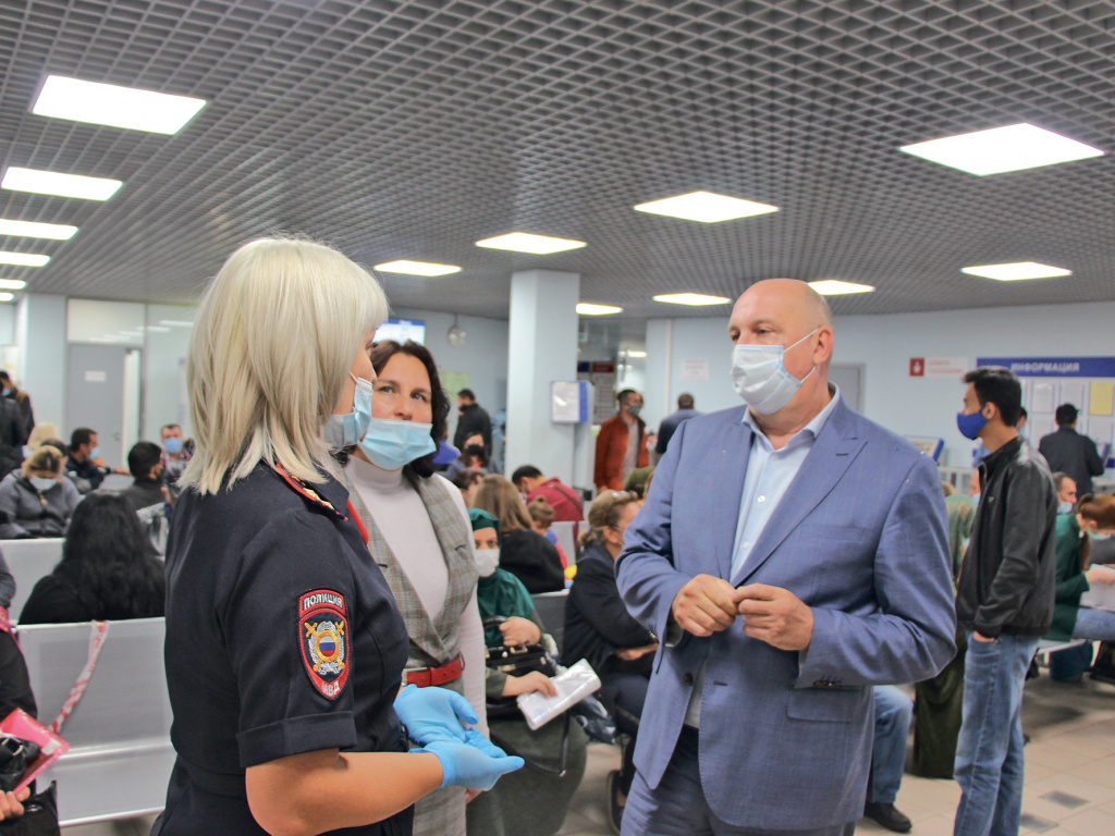 В миграционном многофункциональном центре всегда людно