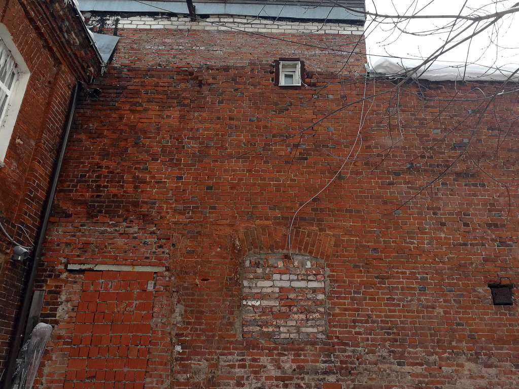 Кирпичная стена, у которой расстреляли Настю, сохранилась и сегодня