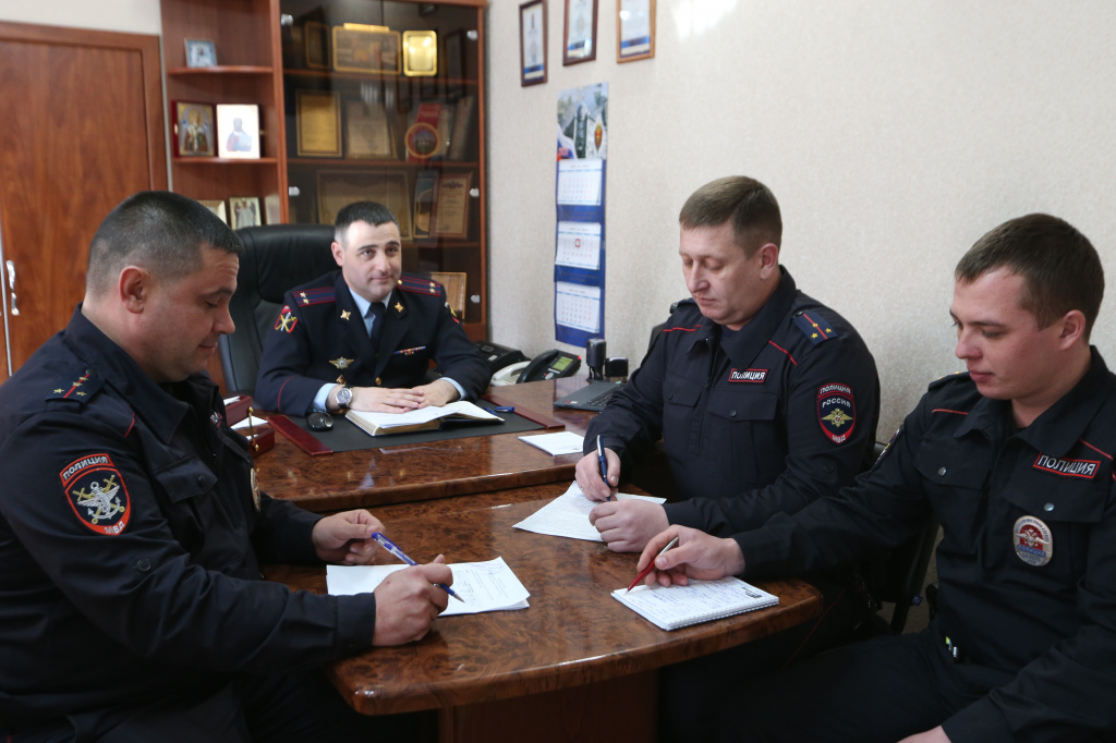 Начальник ЛО МВД России на станции Кавказская подполковник полиции Лорис Вартанян проводит инструктаж с Алесандром Борисовым, Алексеем Дьяченко и Алексеем Аристовым