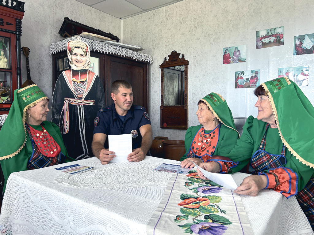 Фото: Юлии Дусановой / Борис Байкин регулярно навещает участниц нагайбакского ансамбля «Сарашлы»