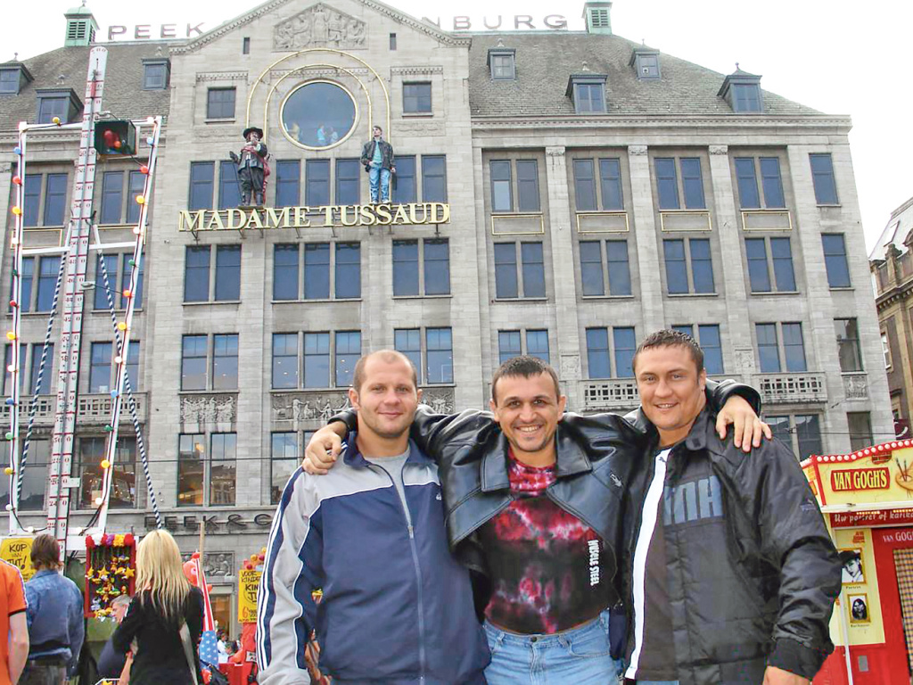 Фото: Фёдор Емельяненко (слева) и Руслан Нагнибида (в центре)