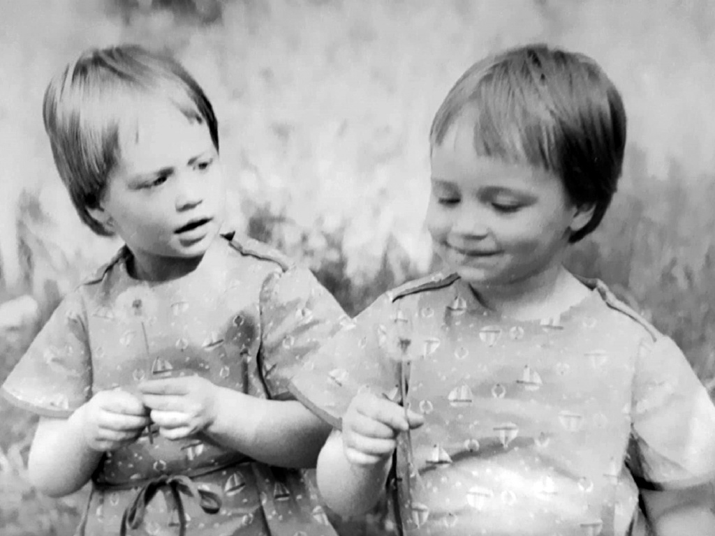 Сестёр могли различать только родители