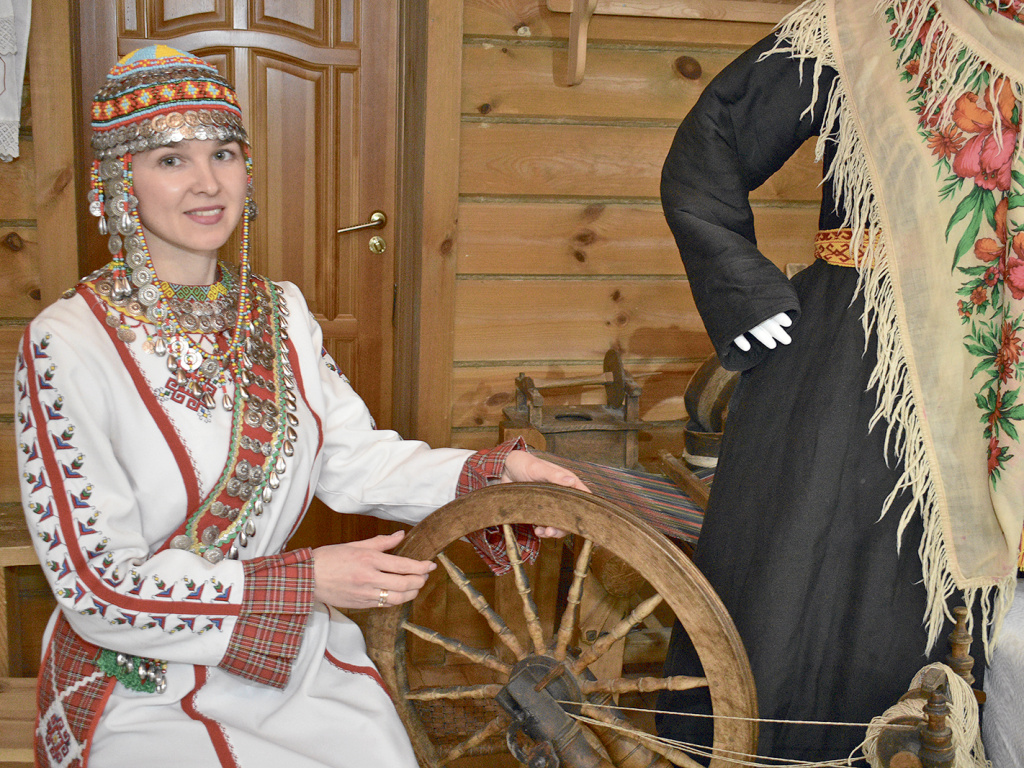 Наталия Прокопьева проводит мастер-класс по прядению