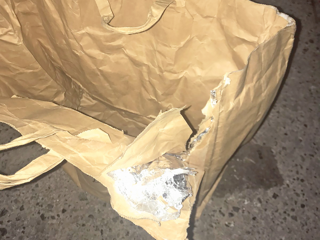 Злоумышленники выносили похищенное в специальных пакетах 