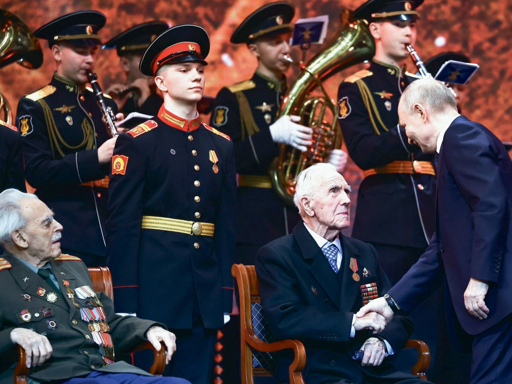 ФОТО: с сайта kremlin.ru / Вручение медали президентом России
