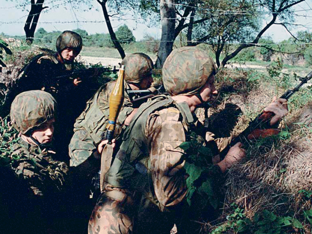 ФОТО: из открытых источников / Бойцы оперативной группы внутренних войск МВД России на наблюдательном пункте в Северной Осетии