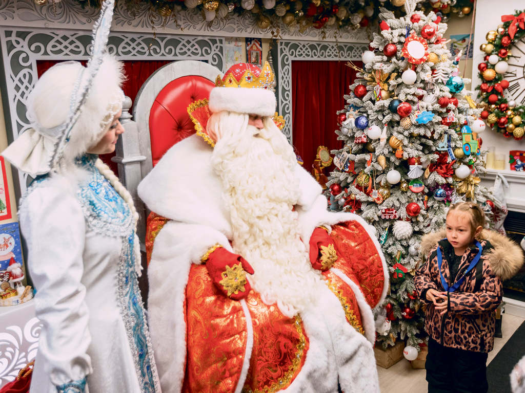 ФОТО: Тронный зал, где каждый ребёнок может пообщаться с Дедом Морозом и Снегурочкой