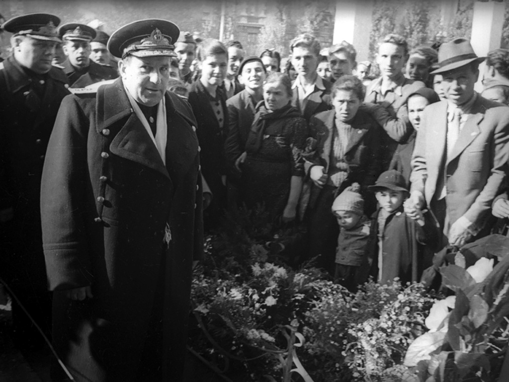 Евгения Халдея / Георгий Холостяков у захоронений советских воинов. 1945 г.