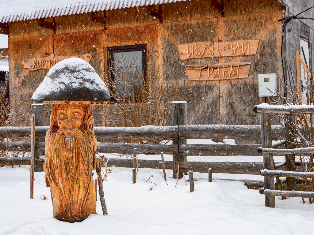 ФОТО: Окуневцы любят украшать свою деревню скульптурами из дерева