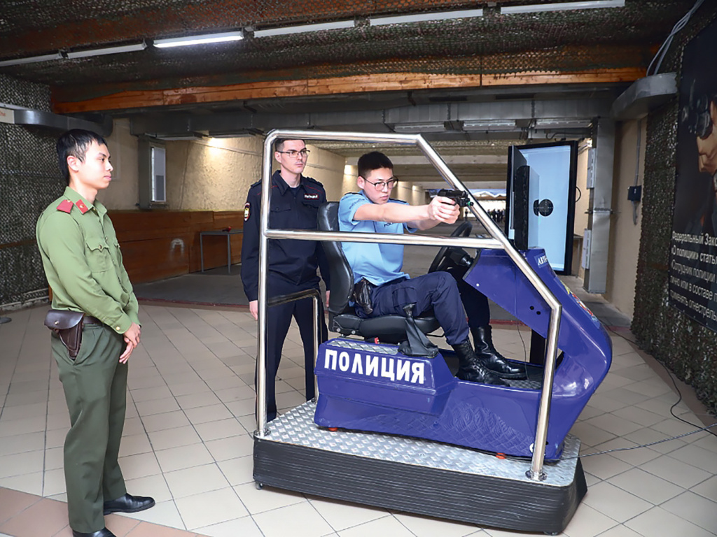 Фото: из архива Волгоградской академии МВД России / Тренировка слушателей на комплексном тренажёре АВТО-СКАТТ