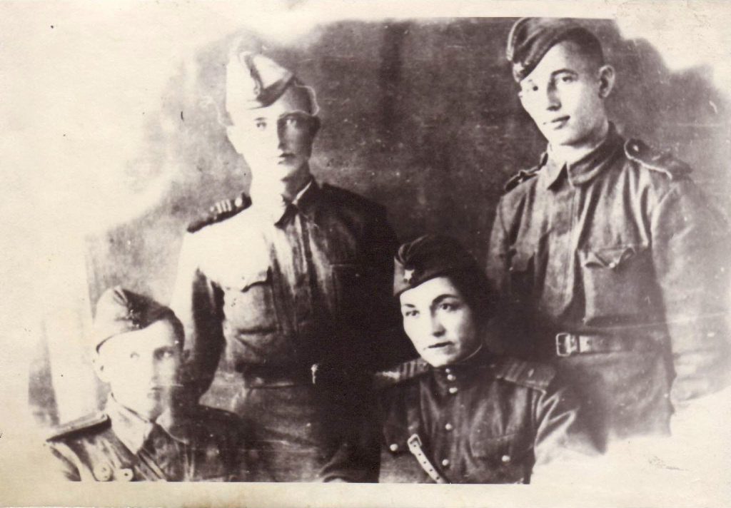 Экипаж танка «Боевая подруга». В 1-м ряду справа – Мария Октябрьская