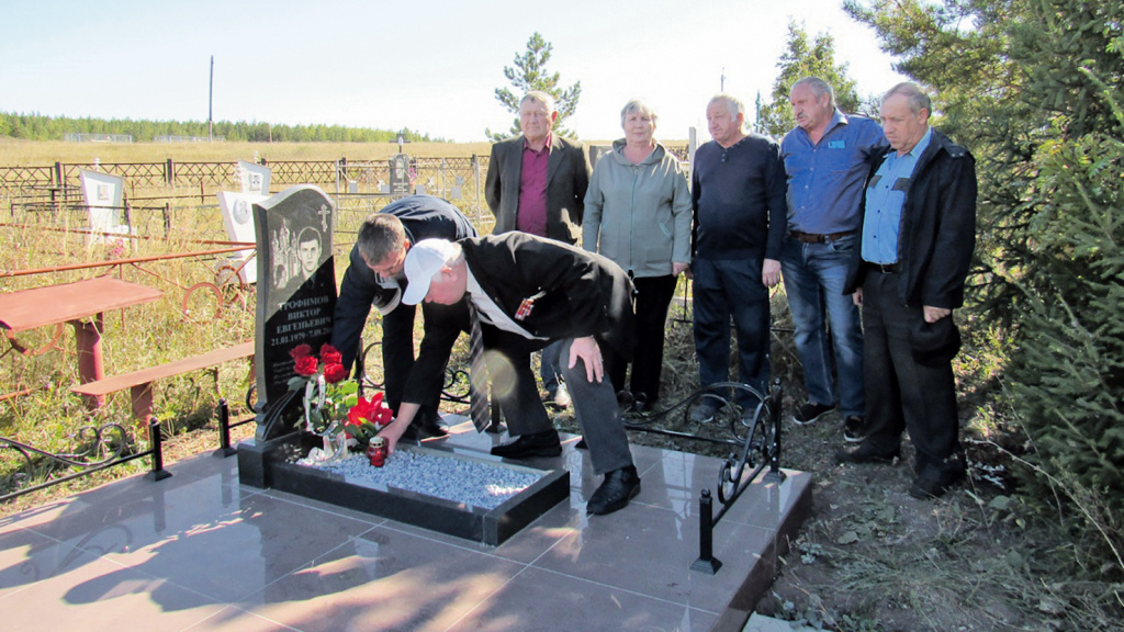 За могилами сослуживцев действующие сотрудники и ветераны ухаживали вместе