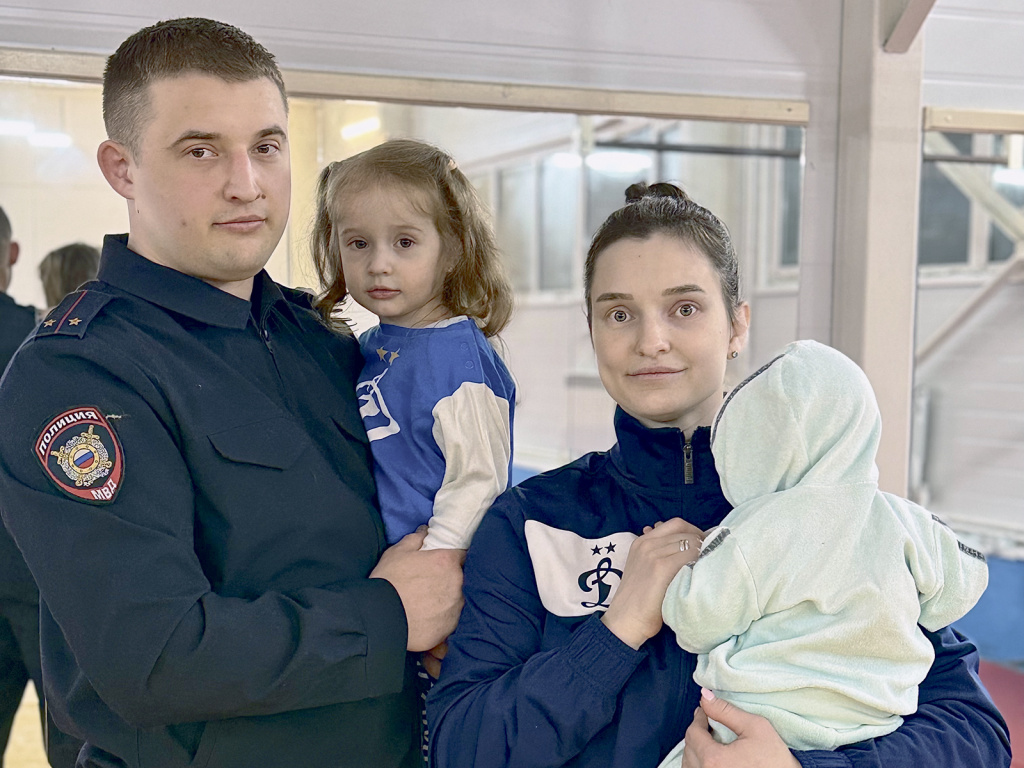 Юлии Головкиной / на фото Илья и Надежда Фалины с дочерьми