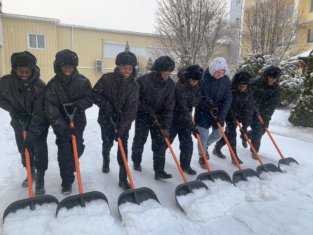 ФОТО: из архива Волгоградской академии МВД Россиию / Ну-ка, все вместе! Уборка снега оставляет у слушателей из жарких стран неизгладимые впечатления