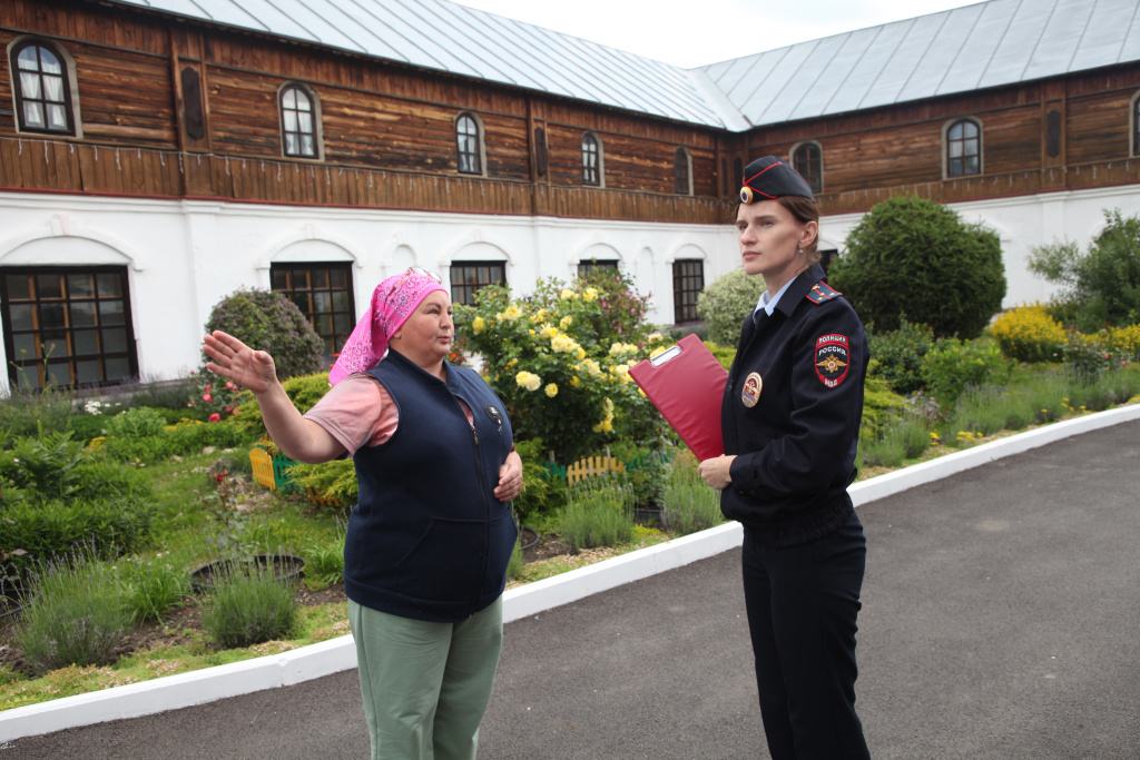Фото: Олеси Лихобабиной / Участковый уполномоченный полиции проводит индивидуальную профилактическую работу