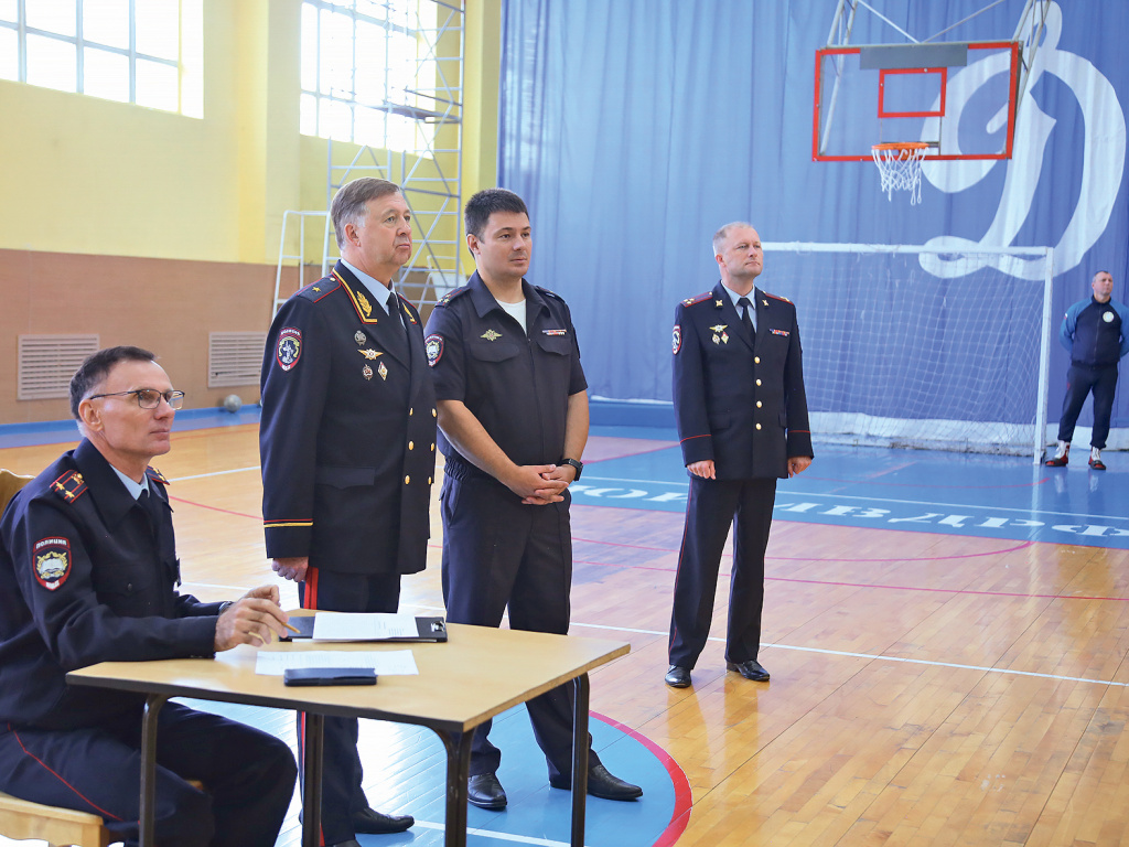 Вадим Гайдов (второй слева) наблюдает за сдачей нормативов