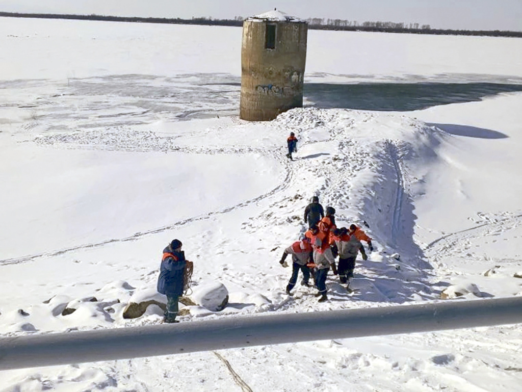 ФОТО: из личного архива Андрея Остапенко / Спасение провалившегося под лёд