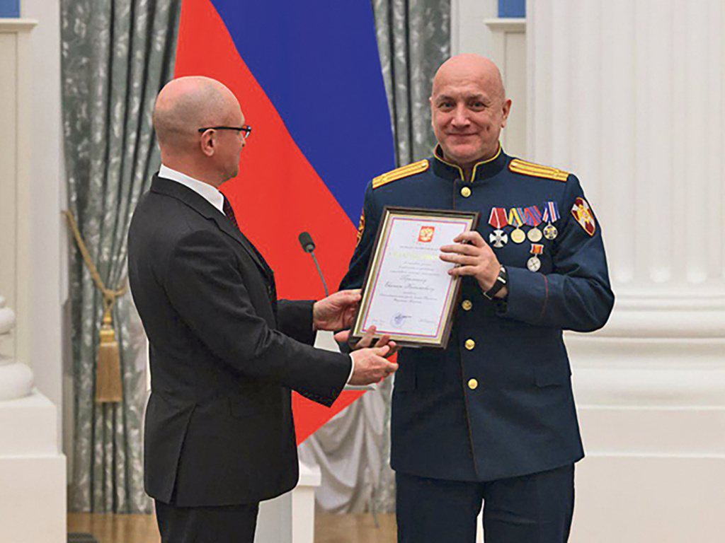 Фото: из личного архива Захара Прилепина / На вручении благодарности от президента и медали «За воинскую доблесть»