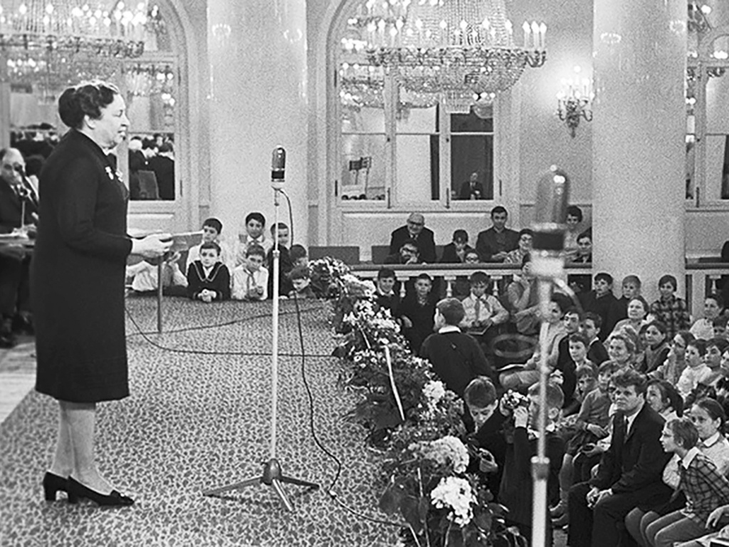 ФОТО: Валентина Кузьмина / Поэтесса на сцене Колонного зала Дома Союзов, 1970 г. 