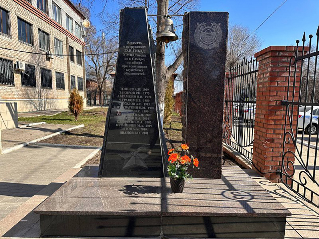 Фото: Алёны Воронцовой / Фамилия героя выгравирована на мемориальной плите