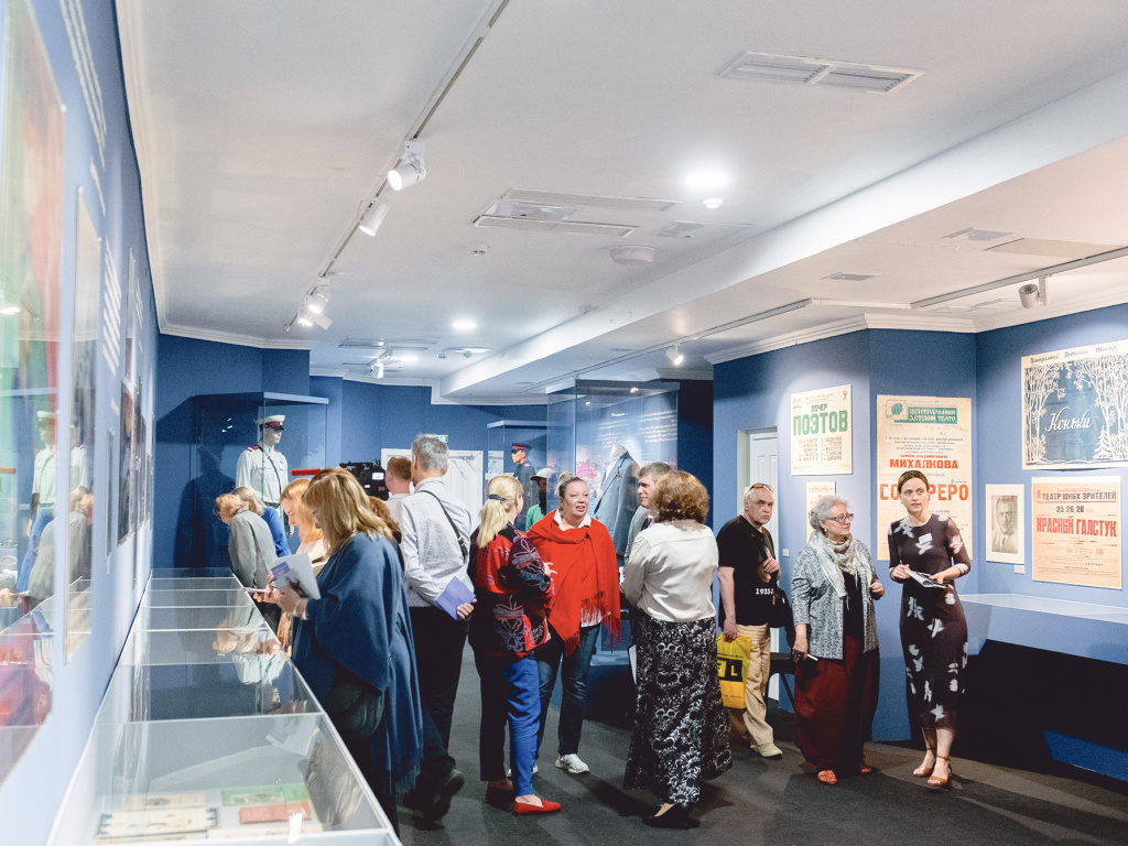 Фото: Инны Афанасьевой / Гости на выставке в Гослитмузее