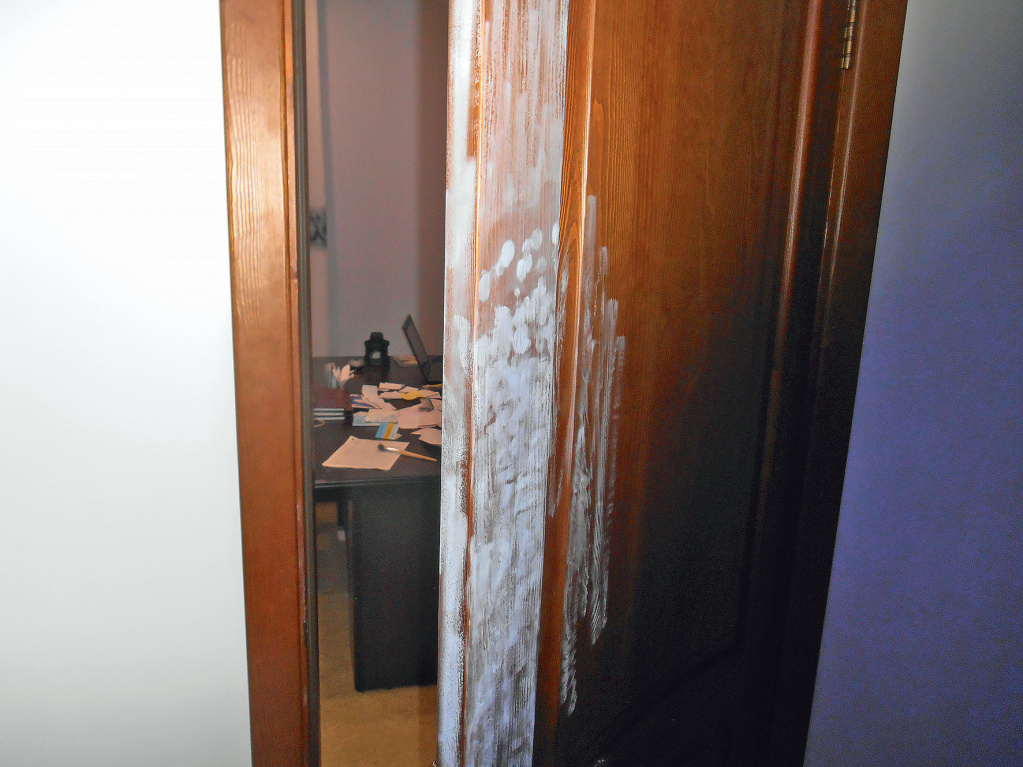 Фото: На двери обнаружены следы рук преступников