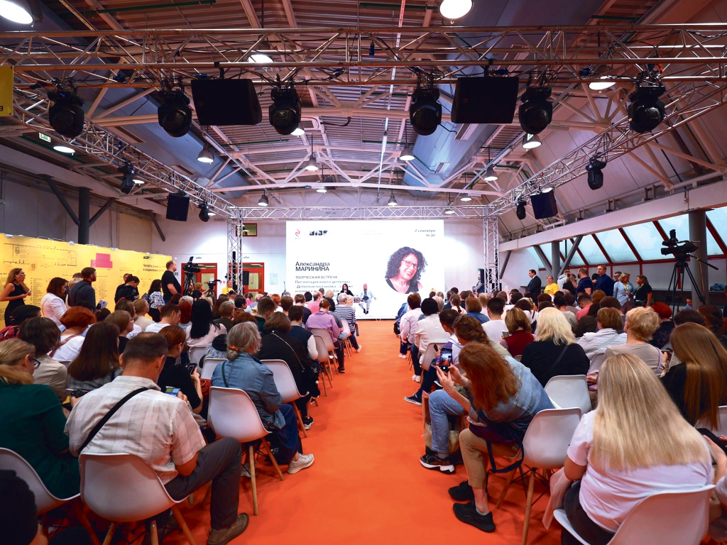 Фото: из личного архива Александры Марининой / На встрече с известной писательницей