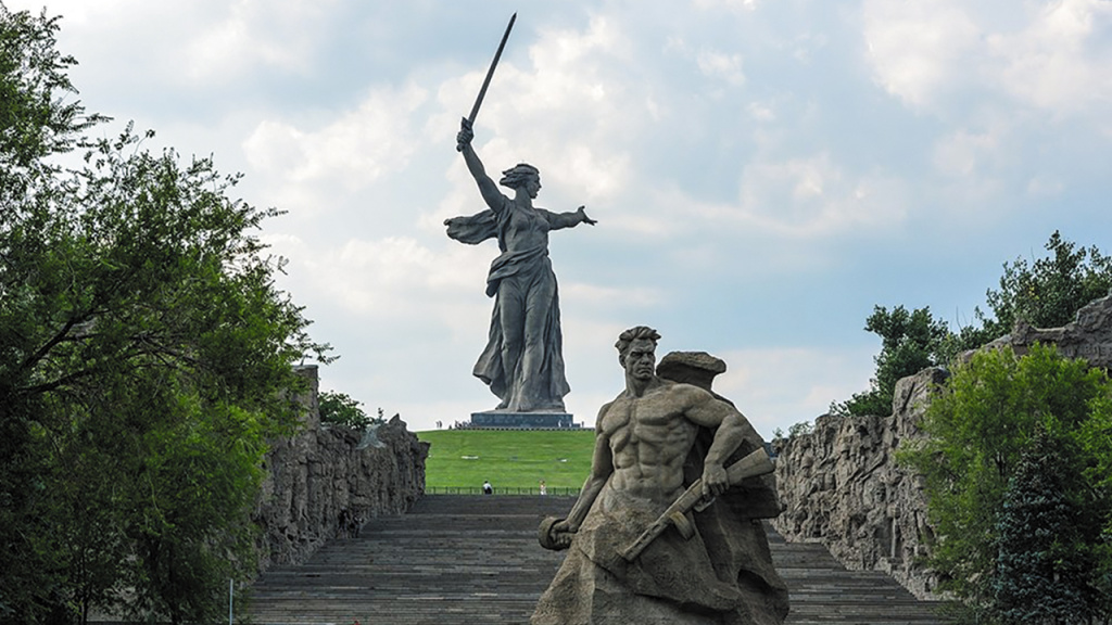 На фото монумент «Родина-мать зовёт!»