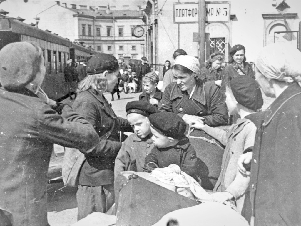 Фото: Сотрудницы милиции и эвакуированные