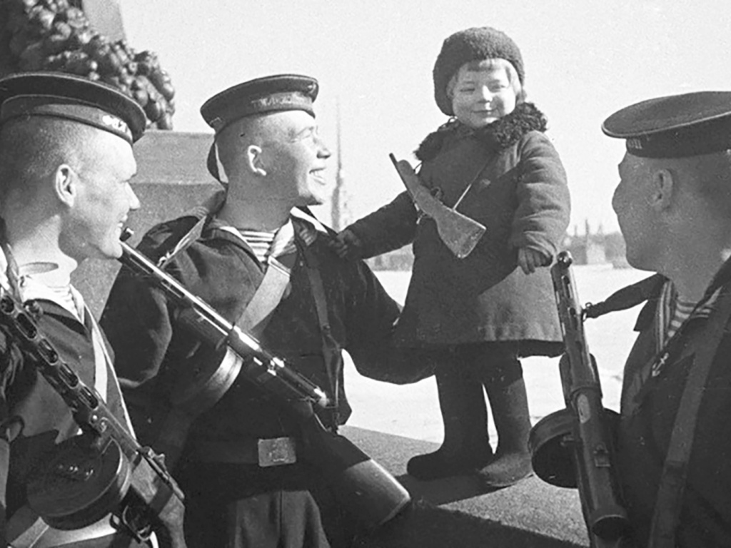 ФОТО: Моряки Балтийского флота с девочкой Люсей, у которой родители умерли от голода