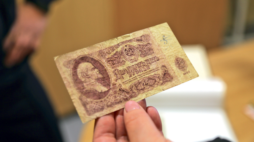 Жемчужина коллекции - 25-рублёвая купюра из советских времён, мастерски нарисованная шариковой ручкой