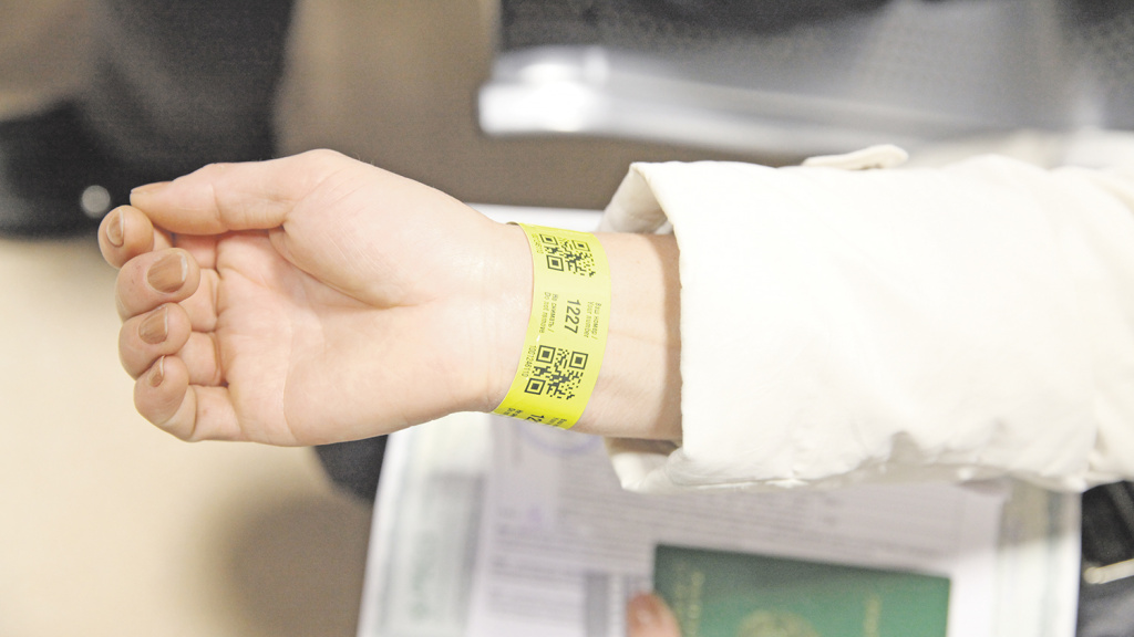 Электронные браслеты выдают для того, чтобы никто не смог пройти врачей за другого человека