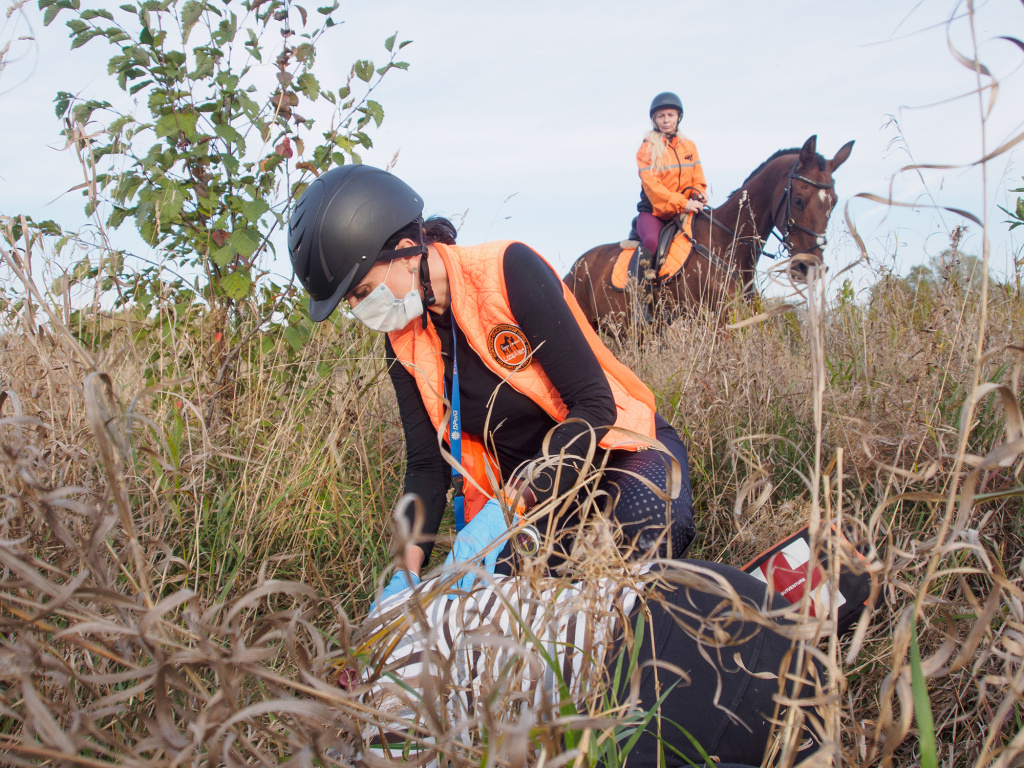 Екатерина Герасименко (на переднем плане) возглавляет созданное по её инициативе конное направление отряда «Лиза Алерт»