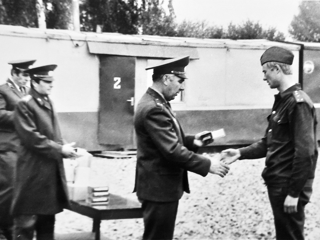 из личных архивов героев публикаций / Михаил Хохлин получает заслуженную награду