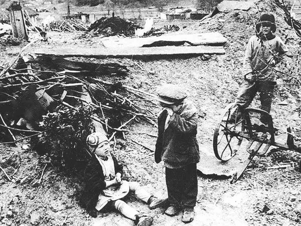 ФОТО: Перед разрушенным домом, 1942 г.