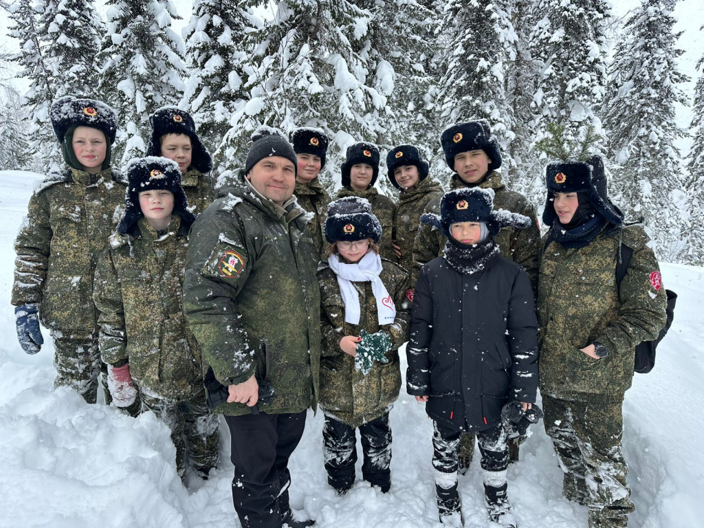 ФОТО: Дмитрий Сухотин со школьниками в туристическом походе
