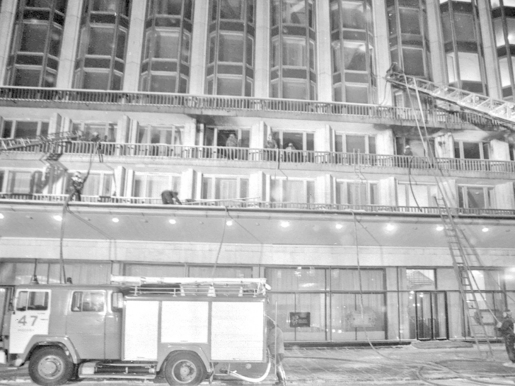 Пожарные расчёты у гостиницы «Россия»