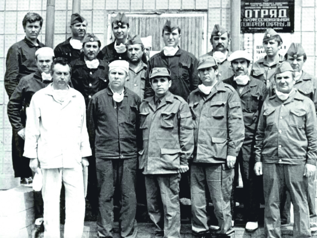 из личных архивов героев публикаций / Владимир Максимчук с коллегами (первый ряд, центр)