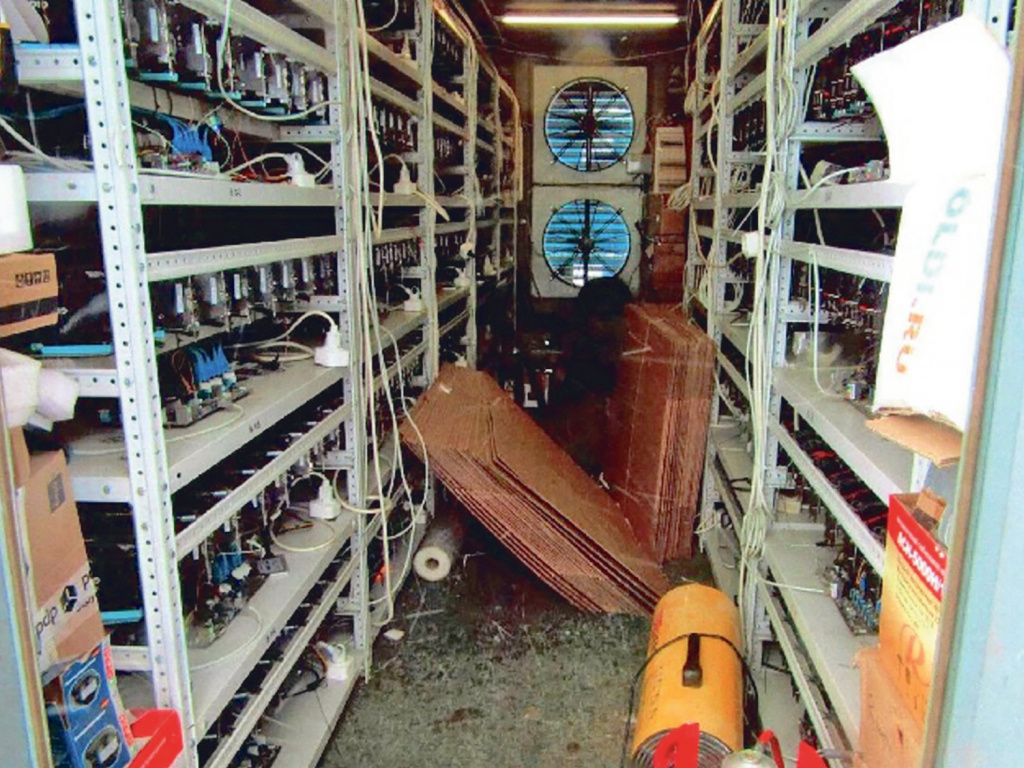 Фото: сотни видеокарт и асиков