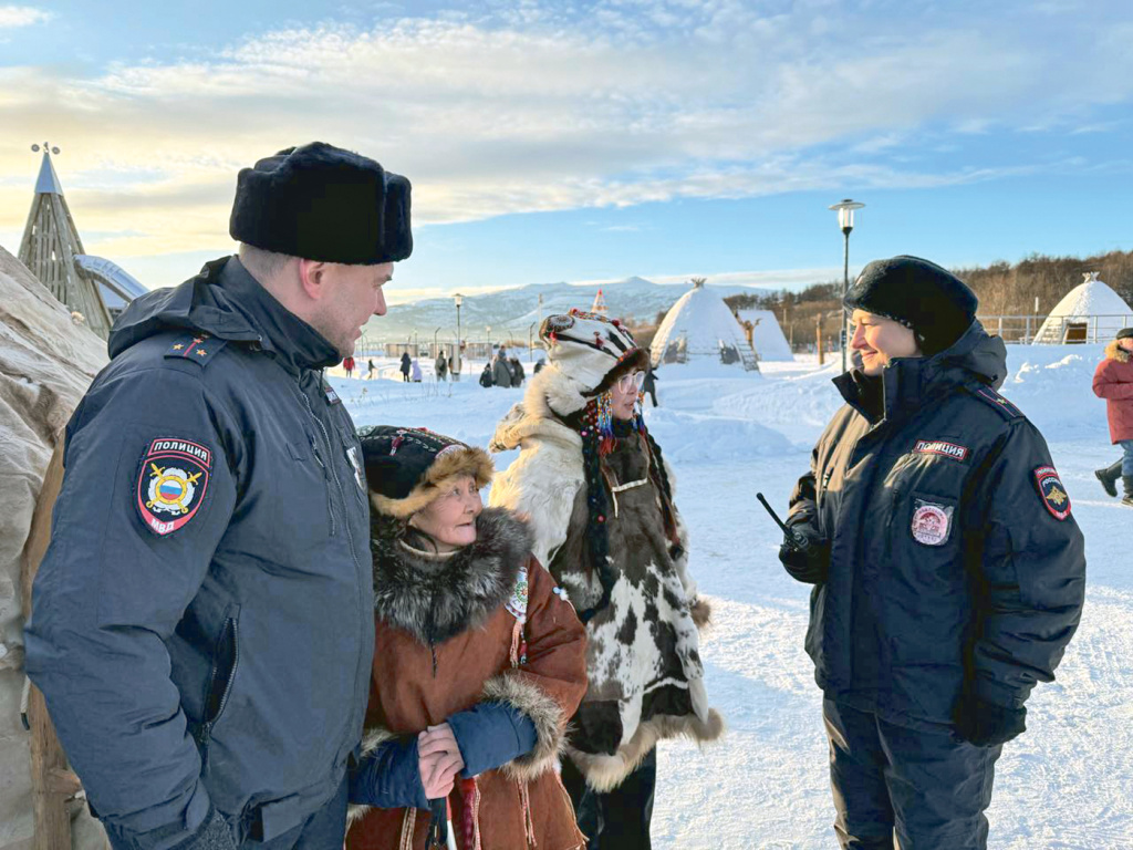 Фото: Ксении Лукиной / Полицейские охраняют общественный порядок на корякском празднике Туйгивин