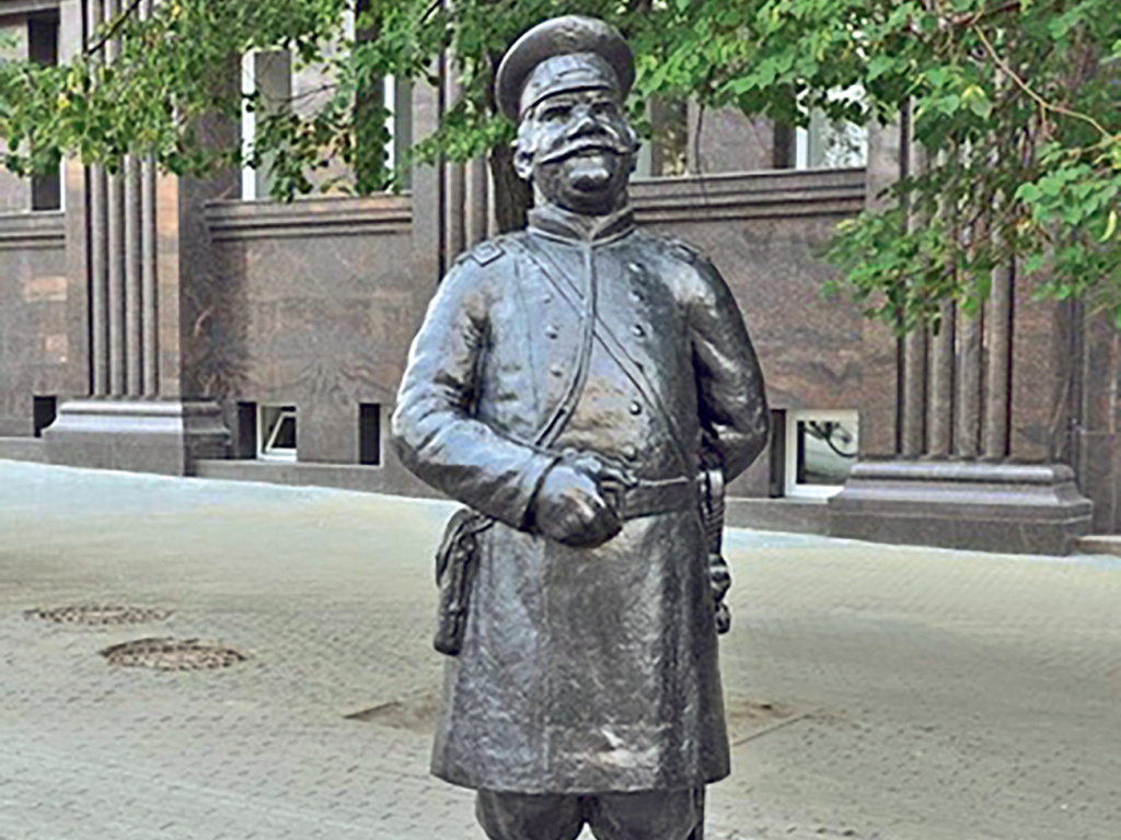 Бронзовый добряк - одна из известных достопримечательностей Челябинска / Фото Максима Лупеева