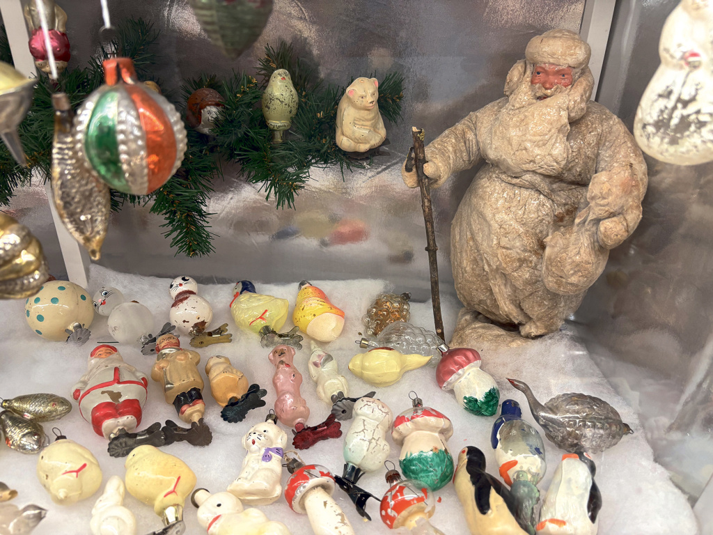 Фото: Елены Таран / Первые советские стеклянные украшения и 100-летний Дед Мороз