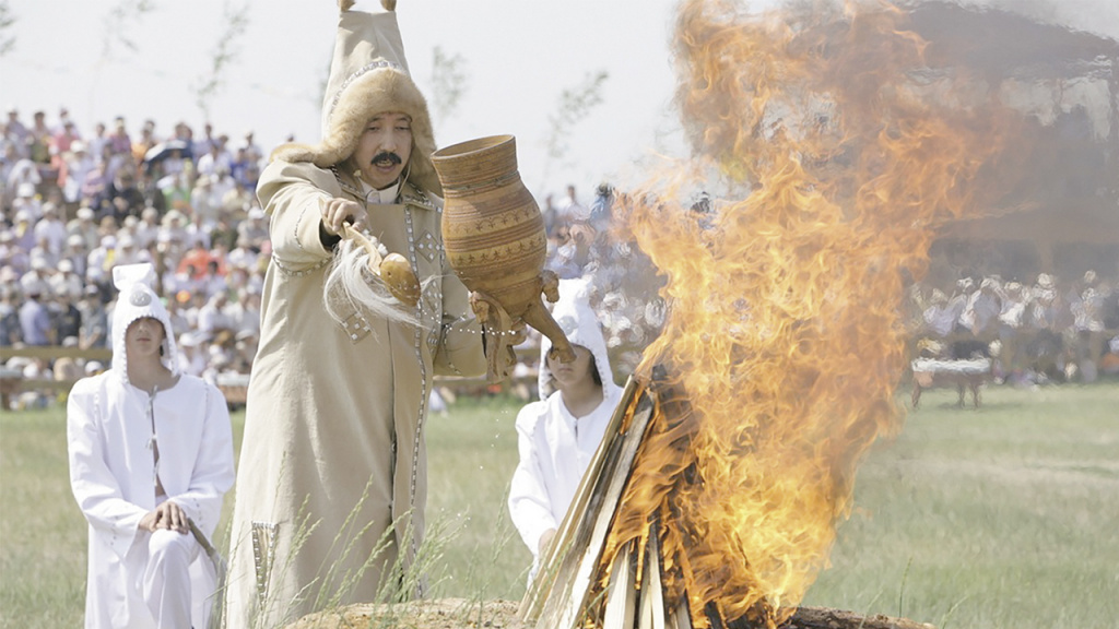 Фото: из открытых источников / На Ысыах якуты разжигают огромный костёр