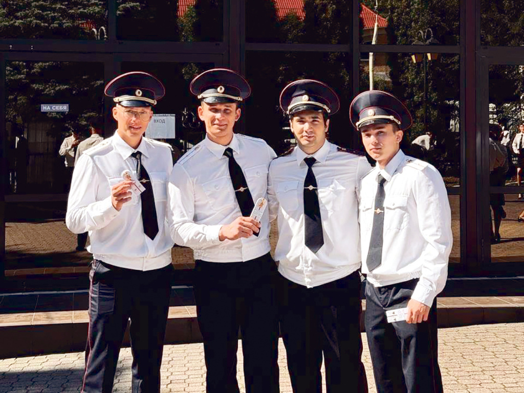 Яков Улыбин (второй слева) с друзьями-однокурсниками, 2024 г.