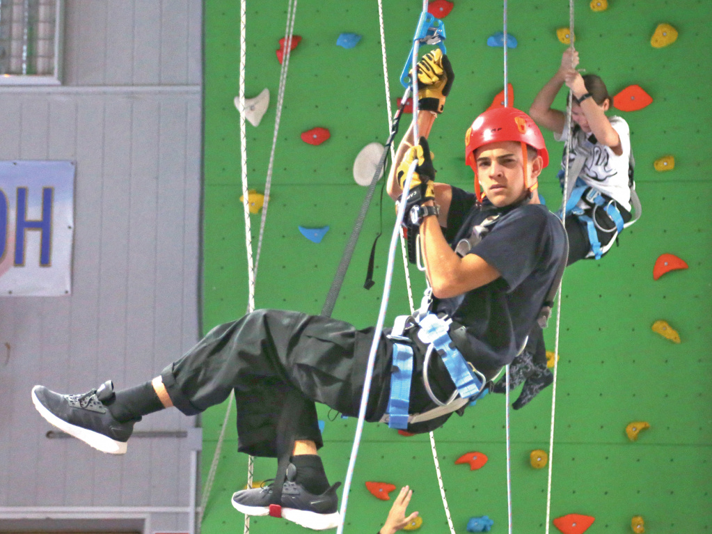 Каждый мог испытать себя на скалодроме