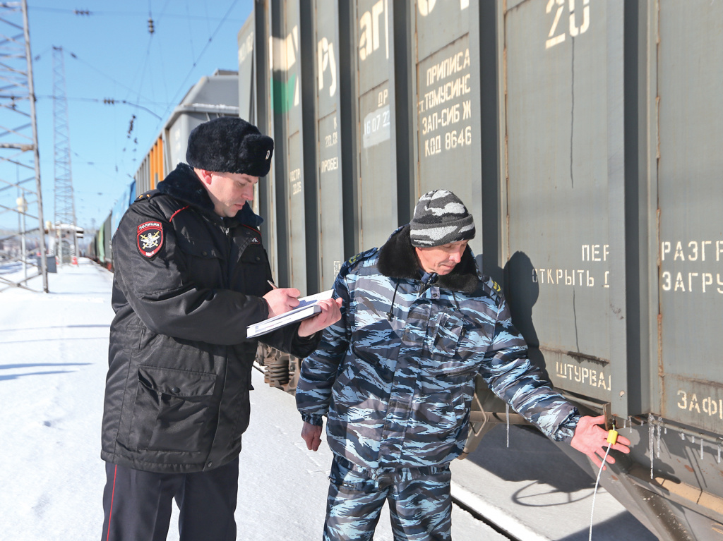 Фото: Дмитрия Лыкова / Сотрудники транспортной полиции обеспечивают сохранность грузов